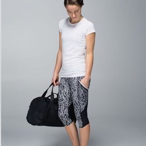 Lululemon Run A Marathon Crop ll Pretty Palm Black Angel Wing